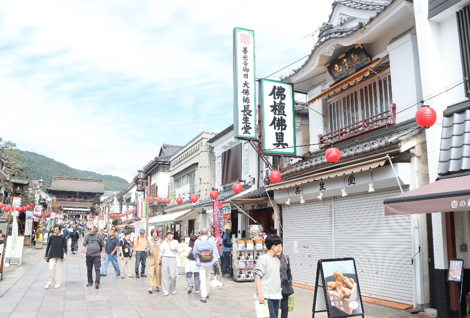 長生堂がある善光寺　仲見世通り