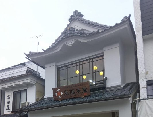 100年もの長い間、仲見世通りを見守ってきた唐破風（からはふ）屋根の建物