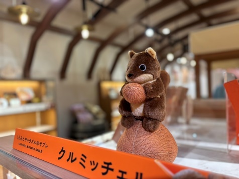 店頭でお出迎えするりすのぬいぐるみ