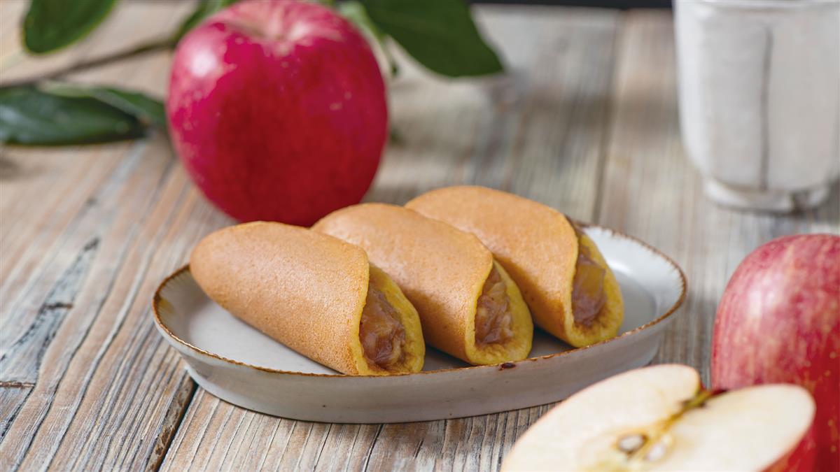 お皿に並ぶもっちりくるみりんごどら焼きと、りんご